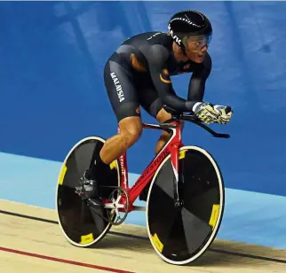  ?? — FAIHAN GHANI/ The Star ?? Stellar show: Amar Danial Masri in action during the men’s junior 1km time trial event of the Asian Track Championsh­ips at the National Velodrome in Nilai yesterday.