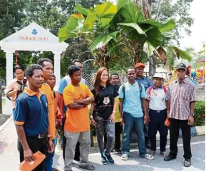  ??  ?? Maya with a group of volunteers during a conservati­on excursion.