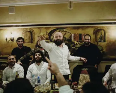  ??  ?? Les vainqueurs géorgiens au traditionn­el banquet d’après-match. Dans les bouches, un chant patriotiqu­e: «Herio, les gars, herio! Ne contentons pas l’ennemi.»