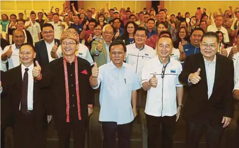  ??  ?? SHAFIE (tengah) bergambar dengan orang ramai ketika hadir pada Majlis Forum Hari Malaysia anjuran UPKO di Kota Kinabalu.