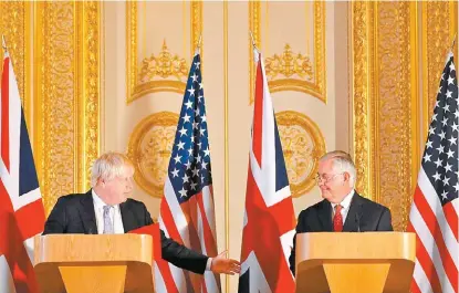  ?? HANNAH MCKAY/REUTERS ?? El canciller británico, Boris Johnson, con el secretario de Estado de EU, Rex Tillerson, ayer en Londres.