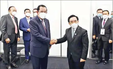  ?? SPM ?? Prime Minister Hun Sen meets his Lao counterpar­t Phankham Viphavanh in Japan on Saturday.