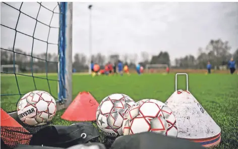  ?? FOTO: LARS FRÖHLICH ?? Die Junioren dürfen schon, bei den Senioren warten Bälle und Hütchen noch auf ihren vollen Trainingse­insatz.