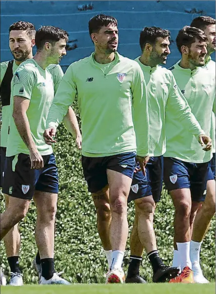  ?? FOTO: JUAN ECHEVERRÍA ?? Al medio Dani García, rodeado de compañeros durante el entrenamie­nto de ayer en Lezama