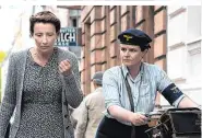  ??  ?? Emma Thompson (li.) als Anna Quangel, die Postkarten gegen Hitler schreibt: „Jeder stirbt für sich allein“. Ab Freitag