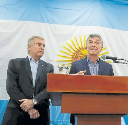  ??  ?? Serios. Mauricio Macri y Oscar Aguad, ayer, durante la breve exposición que hizo el Presidente.