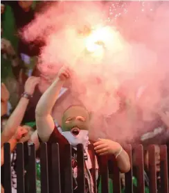  ?? Foto: dpa/Patrick Seeger ?? Bald könnten Pyros in bestimmten Stadiontei­len erlaubt sein.