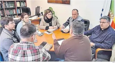  ?? D.C. ?? La alcaldesa de Conil presidió la primera reunión de este nuevo órgano, celebrada en su despacho.