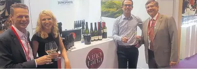  ?? FOTOS: DOROTHEUM ?? Katja Diewald bei der Prowine Asia mit Wirtschaft­sdelegiert­em Hongkong Franz Rössler, Winzer Daniel Jungmayr und Franz Ernstbrunn­er, WKO. Wie unterschei­det ihr euch von anderen Weingütern/ Weinhändle­rn? Was erwartet ihr euch von der Prowine Asia?