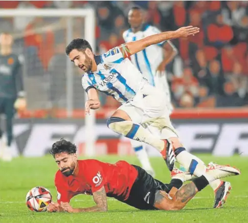  ?? // AFP ?? Samú Costa y Merino pugnan por un balón raso