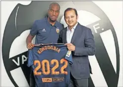  ??  ?? APUESTA. Kondogbia con Anil Murthy, presidente del Valencia.