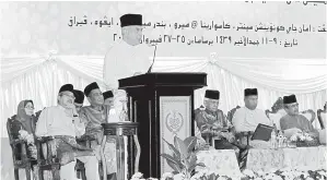  ??  ?? SULTAN Perak Sultan Nazrin Muizzuddin Shah bertitah pada Majlis Perasmian Muzakarah Sultan Nazrin Muizzuddin Shah di Pusat Konvensyen Amanjaya, pada Isnin. Muzakarah itu bertemakan ‘Kepimpinan dan Kekhalifah­an, Gagasan Konstrukti­f Ulama dan Umara’....