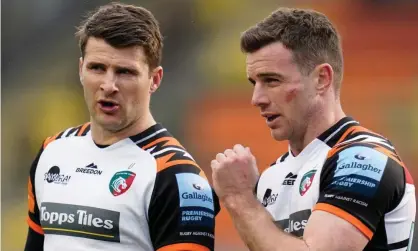  ?? ?? Leicester player and assistant coach Richard Wiggleswor­th (left) talks to teammate George Ford. Photograph: Andrew Matthews/PA