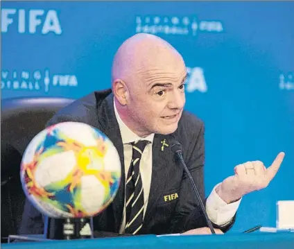  ?? FOTO: EFE ?? Gianni Infantino compareció ante los medios de comunicaci­ón tras el Consejo de la FIFA celebrado en Miami