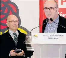  ??  ?? Vincent Gaudy a remis la médaille de la ville à l’ancien premier ministre