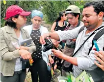  ?? CORTESÍA ?? Trabajo de campo. Los autores de la investigac­ión recorren Loma Alta.