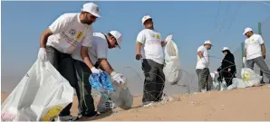  ??  ?? Some 750 residents clean up Sharjah’s Mleiha on the first day of a nationwide environmen­tal drive.