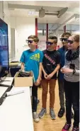  ?? Foto: dpa ?? In einer Schule in Baden Württember­g verwenden Schüler 3D Brillen im Unter richt.