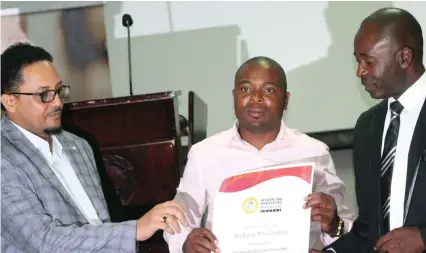  ?? — (Picture by Nicholas Bakili) ?? Founder and President of The Confederat­ion of Zimbabwe Retailers Denford Mutashu (right) hands over a certificat­e of recognitio­n to Pachamu Wholesaler­s representa­tive Chamunorwa Mukova (centre) while KDV Bedding managing director Glen Peters looks on during Mashonalan­d Retailers and Wholesaler­s Awards in Harare last week.