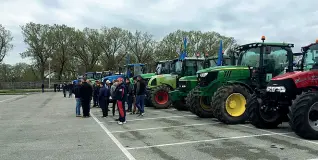  ??  ?? Un momento della protesta dei lavoratori del consorzio agricolo