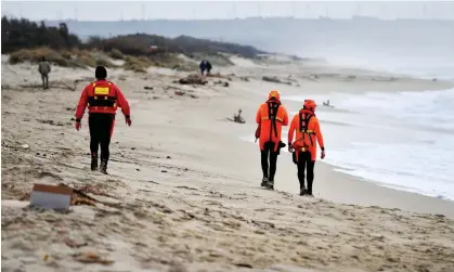  ?? Photograph: Alessandro Serranò/AFP/Getty Images ?? Rescue workers at Le Castella beach in Isola di Capo Rizzuto, south of Crotone.