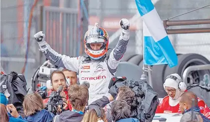  ?? WTCC ?? Celeste y blanco. Pechito López celebra su éxito en uno de los circuitos más exigentes del mundo.