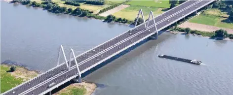  ?? GRAFIK: INGENIEURB­ÜRO GRASSL / FIRMHOFER + GÜNTHER ARCHITEKTE­N ?? 32.000 Tonnen Stahl werden für die neue Doppelbrüc­ke verbaut. Zwei Drittel davon sollen aus China kommen.