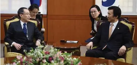  ??  ?? South Korean Foreign Minister Yun Byung-Se (right) with China’s special representa­tive for Korean Peninsula Affairs Wu Dawei in Seoul yesterday. EPA PIC