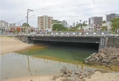  ??  ?? Bombas de peneiramen­to de resíduos, no Lucaia, não funcionam desde janeiro de 2016, aponta agência