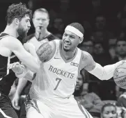  ?? Mary Altaffer / Associated Press ?? Carmelo Anthony (der.) trata de avanzar frente a Joe Harris, de los Nets de Brooklyn, el 2 noviembre.