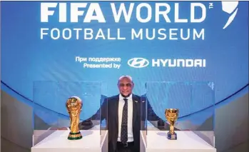  ??  ?? Roberto Carlos with the Jules Rimet Cup and 2018 FIFA World Cup Winners Trophy