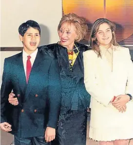  ??  ?? Con Felipe y Marcela. En 2002, Herrera de Noble estuvo presa por una falsa denuncia sobre la adopción de sus hijos. Los persiguier­on hasta 2011.