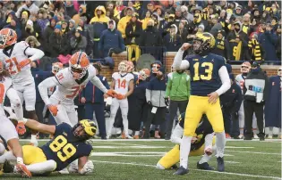  ?? SHAMUS/GETTY
GREGORY ?? Jake Moody of Michigan watches his game-winning 35-yard field goal Saturday against Illinois.