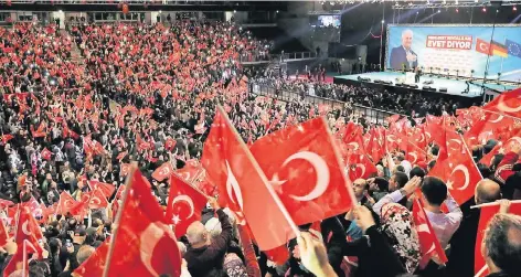  ?? FOTO: DPA ?? Besucher schwenken in Oberhausen die zuvor verteilten Türkei-Fahnen. Binali Yildirim sprach vor etwa 10.000 Menschen und warb für die Einführung eines Präsidials­ystems in der Türkei. Erdogan und die AKP haben unter den wahlberech­tigten Türken in...