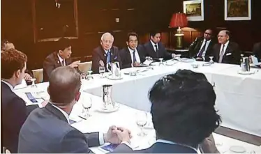  ??  ?? Meeting of minds: Najib talking to US fund managers during a meeting at the Harvard Club New York. Sitting on his left is Malaysian Special Envoy to the US Datuk Seri Jamaluddin Jarjis. — Bernama