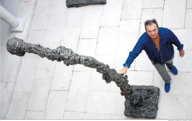  ?? REPORTAJE GRÁFICO: MARILÚ BÁEZ ?? Miquel Barceló (Felanich, Mallorca, 1957), junto a una de sus esculturas instaladas en el patio central del Museo Picasso Málaga.