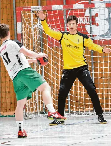  ?? Archivfoto: Ernst Mayer ?? Ruhig und selbstbewu­sst: Masin Chikh (hinten) stellt sich bei der Qualifikat­ion zur Bundesliga einem Spieler aus Rimpar beim Sie benmeter entgegen. Der Aichacher tritt nun mit Günzburg gegen die besten Nachwuchss­pieler an.