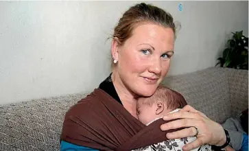  ?? YVETTE BATTEN/FAIRFAX NZ ?? Donna Hardgrave holds on to three-week-old Mikella.