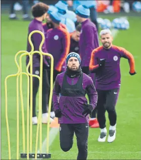  ?? FOTO: GETTY ?? Otamendi, junto a Agüero en el entrenamie­nto