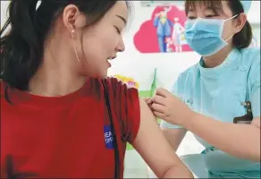  ?? ZHANG TAO / FOR CHINA DAILY ?? A resident of Zhengzhou, Henan province, is injected with an HPV vaccine, designed to prevent cervical cancer.