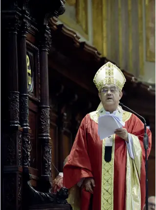  ??  ?? San Gennaro
Il cardinale Sepe durante il miracolo di maggio di San Gennaro celebrato senza fedeli