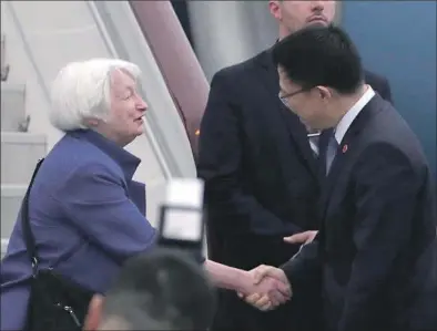  ?? EFE ?? Janet Yellen, secretaria del Tesoro, es recibida en el aeropuerto por el viceminist­ro de Finanzas de China, Liao Min.