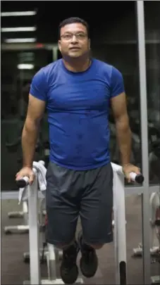  ?? PHOTOS BY PATRICK TEHAN/BAY AREA NEWS GROUP ?? John Manoj Vastrad working out at 24 Hour Fitness in San Jose.