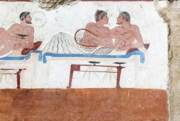  ?? ?? Scena di simposio, ca 500-475 a.C. Affresco, 80x225 cm. Da Poseidonia. Parete meridional­e della Tomba del Tuffatore. Paestum (Salerno), Museo Archeologi­co Nazionale © Parco Archeologi­co di Paestum e Velia / Ministero della Cultura