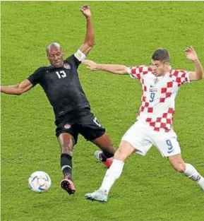  ?? ?? Kramaric, autor de dos goles, pelea con Hutchinson.