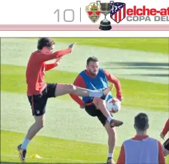  ??  ?? INTENSIDAD. Vrsaljko y Keidi, en el entrenamie­nto de ayer.