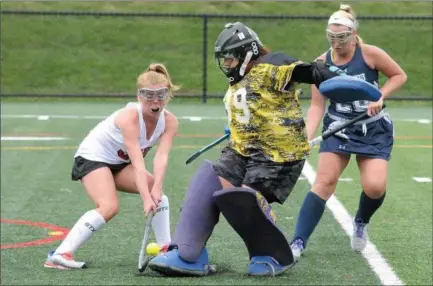  ?? GENE WALSH — DIGITAL FIRST MEDIA ?? Upper Dublin’s Jenn McCarny reaches to push the ball past Springfiel­d goal tender Rebecca Berglund Monday.