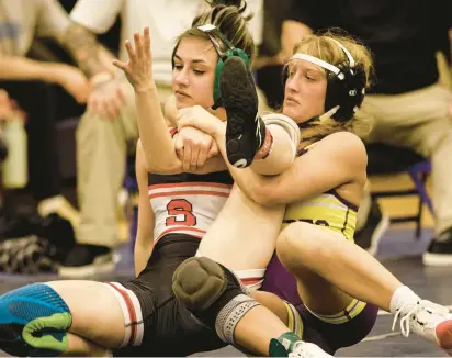  ?? JANE THERESE/SPECIAL TO THE MORNING CALL ?? Palisades’ Savannah Witt, right, is unbeaten and the top overall seed at 118 pounds.