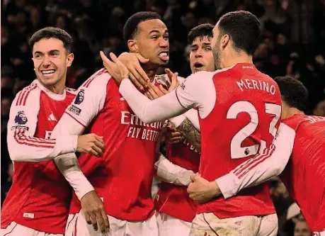  ?? ?? Capolista L’Arsenal comanda la Premier con 4 punti di vantaggio sul Manchester City dopo la vittoria sull’Aston Villa e il pari di Guardiola col Sunderland