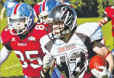  ?? Picture: Glenn Lindley ?? CATCH ME IF YOU CAN: Richie Bowen keeps his focus as he runs in for a touch down